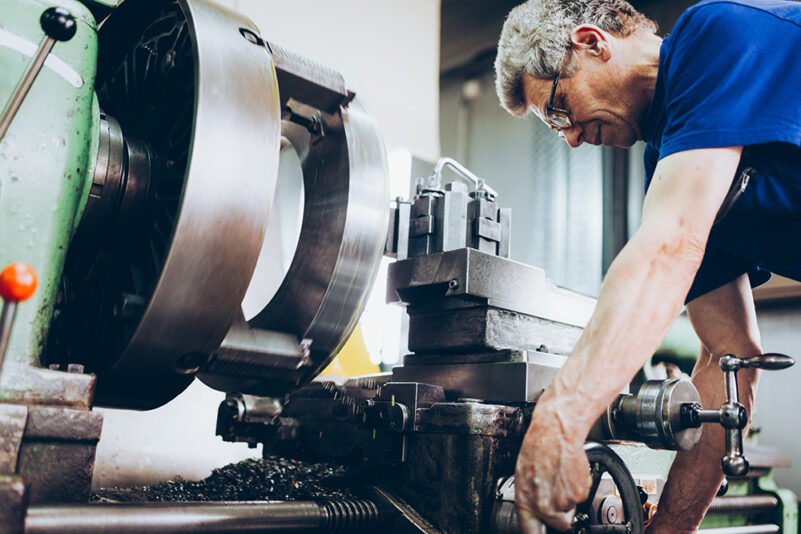 Fabrikarbeiter arbeitet an einer Maschine